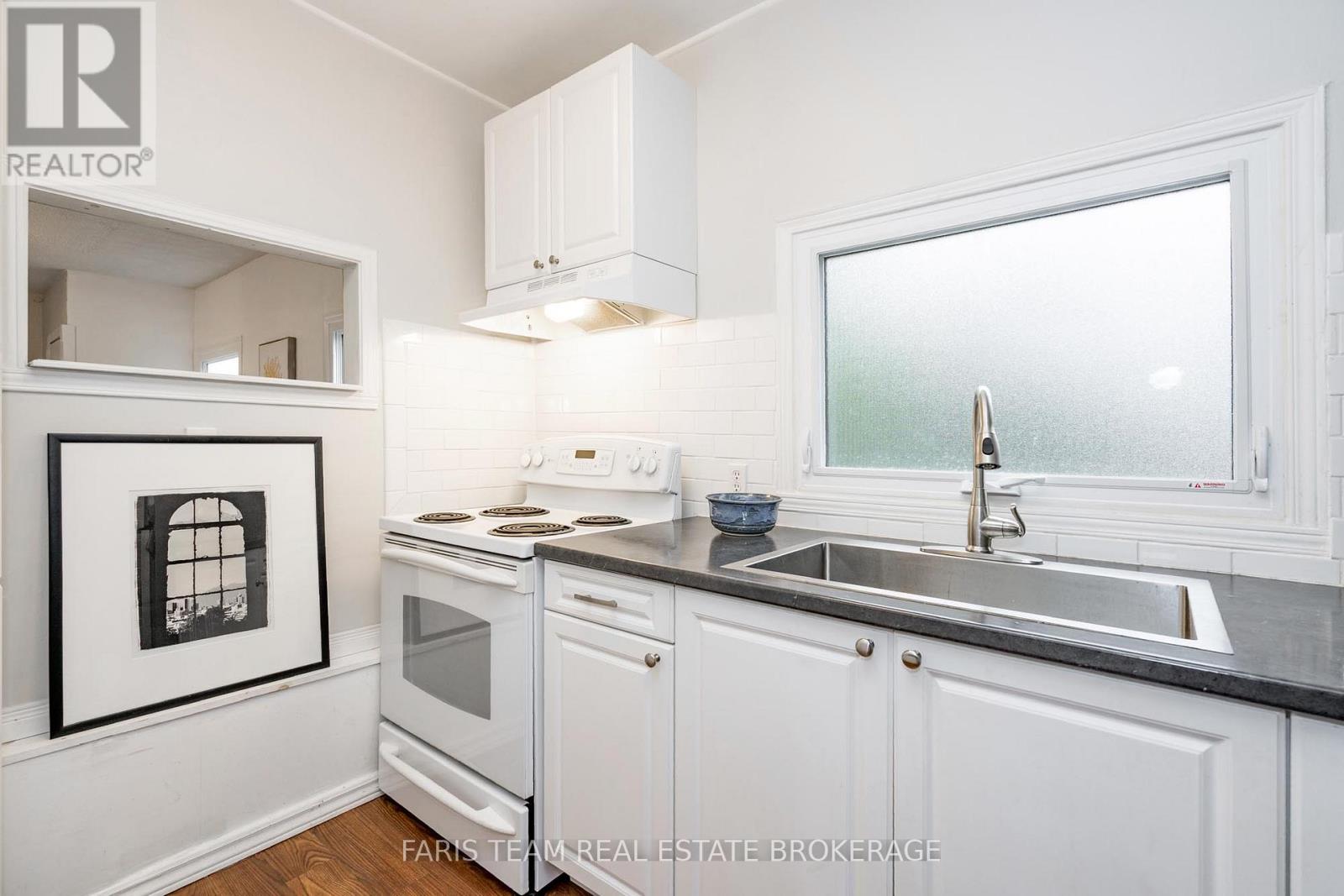 3 Courtland Street, Orillia, Ontario  L3V 1A4 - Photo 6 - S12514032