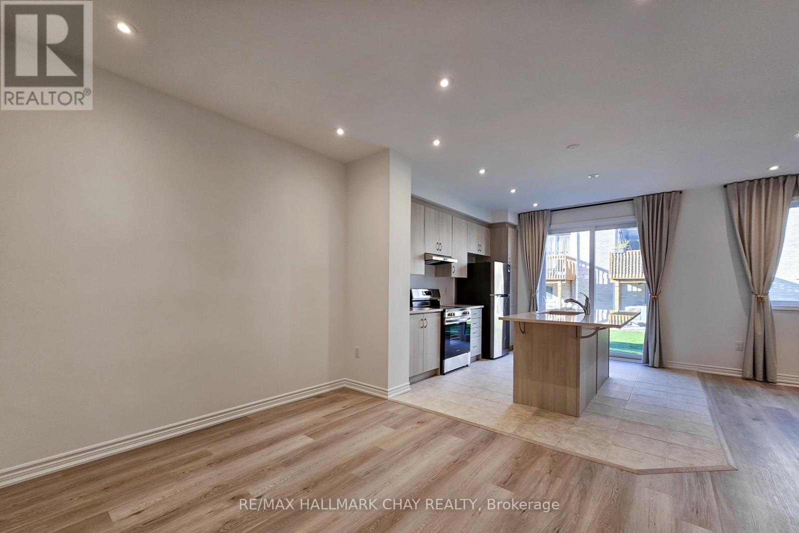 8 Vinewood Crescent, Barrie, Ontario  L9J 0B7 - Photo 5 - S12514090