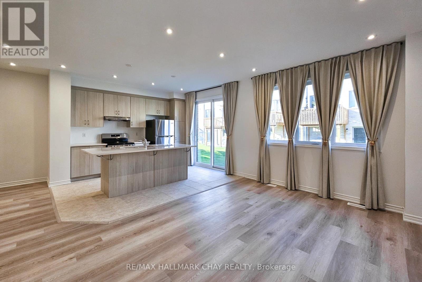 8 Vinewood Crescent, Barrie, Ontario  L9J 0B7 - Photo 7 - S12514090