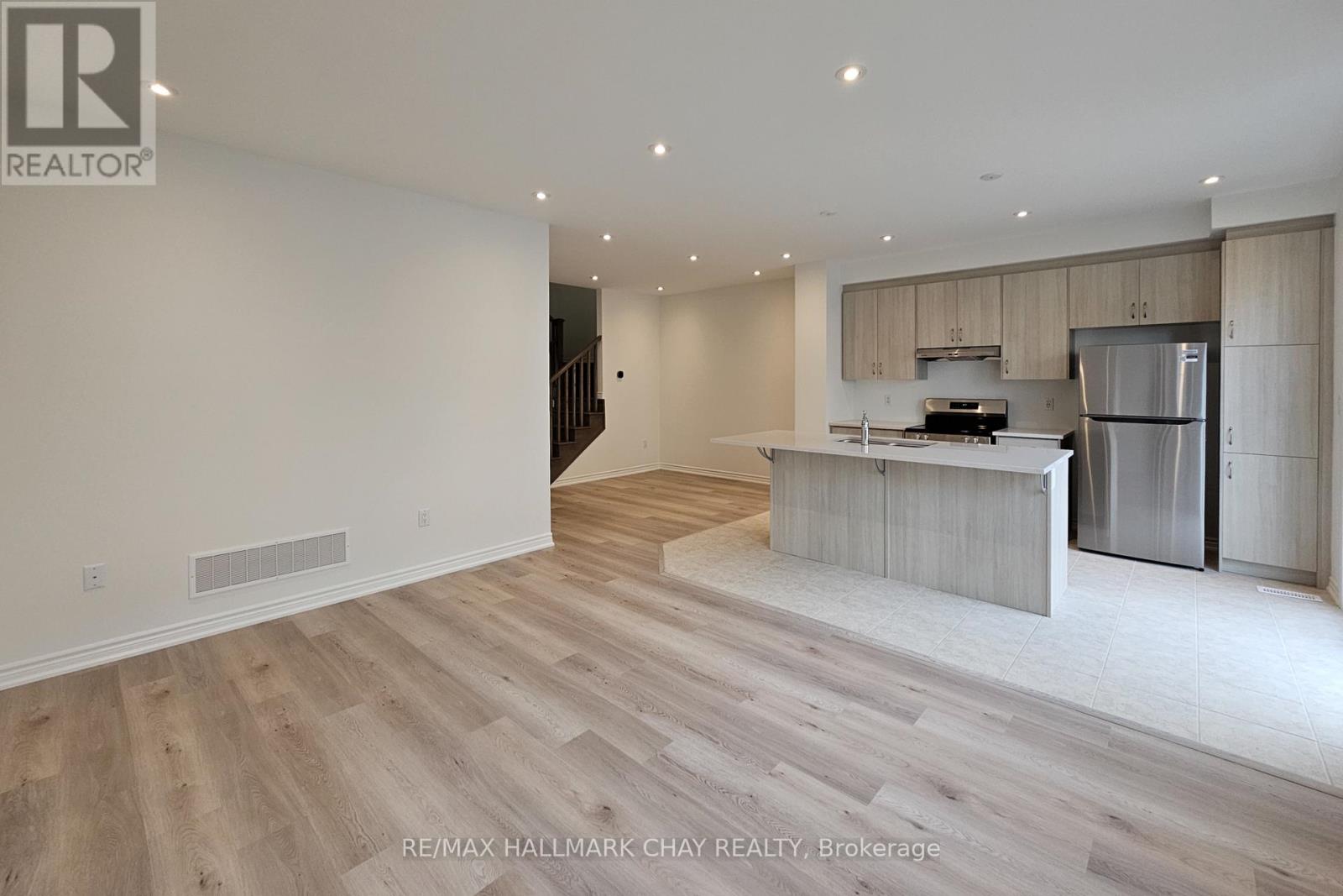 8 Vinewood Crescent, Barrie, Ontario  L9J 0B7 - Photo 8 - S12514090