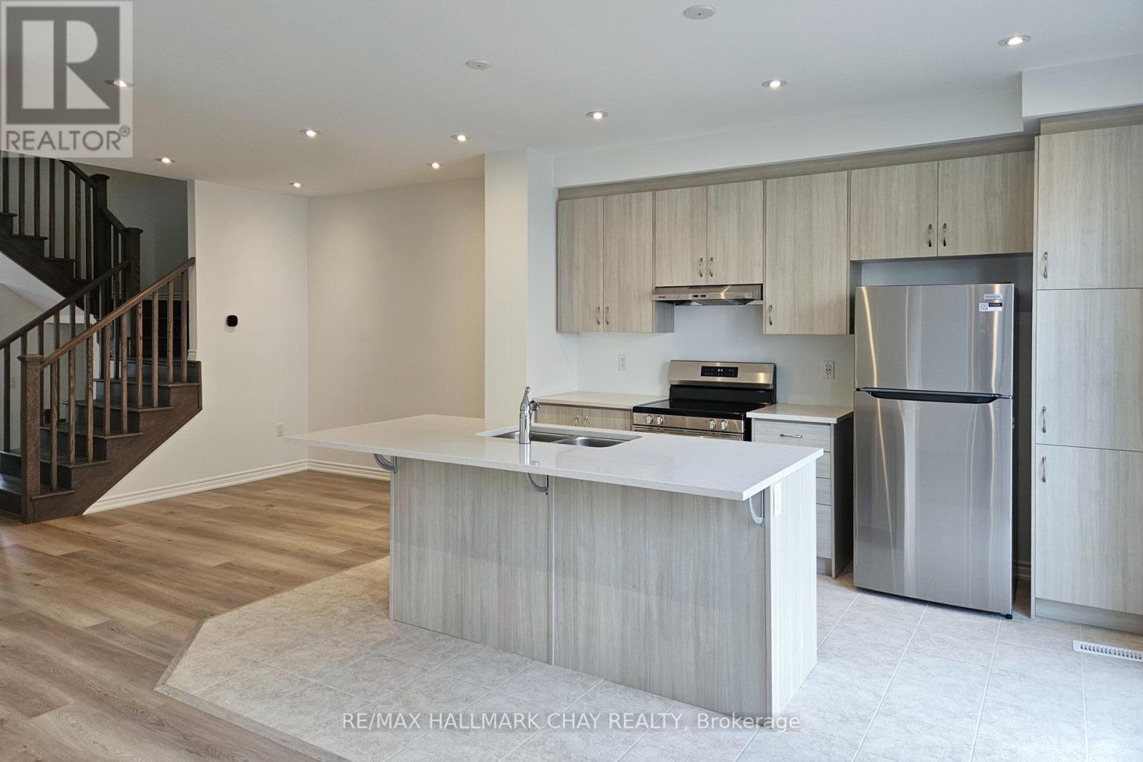 8 Vinewood Crescent, Barrie, Ontario  L9J 0B7 - Photo 9 - S12514090