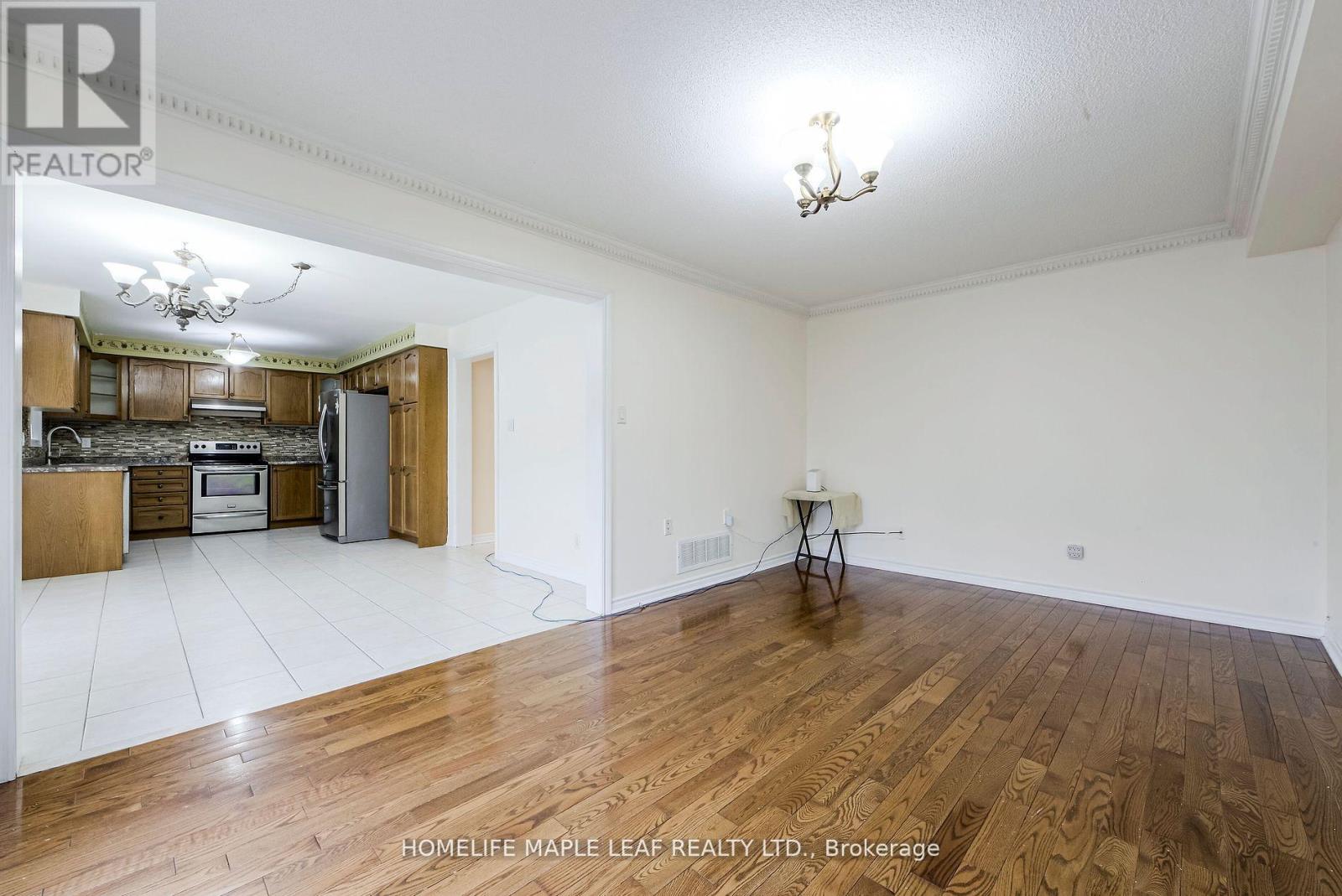 243 Queen Mary Drive, Brampton, Ontario  L7A 3L3 - Photo 11 - W12514024