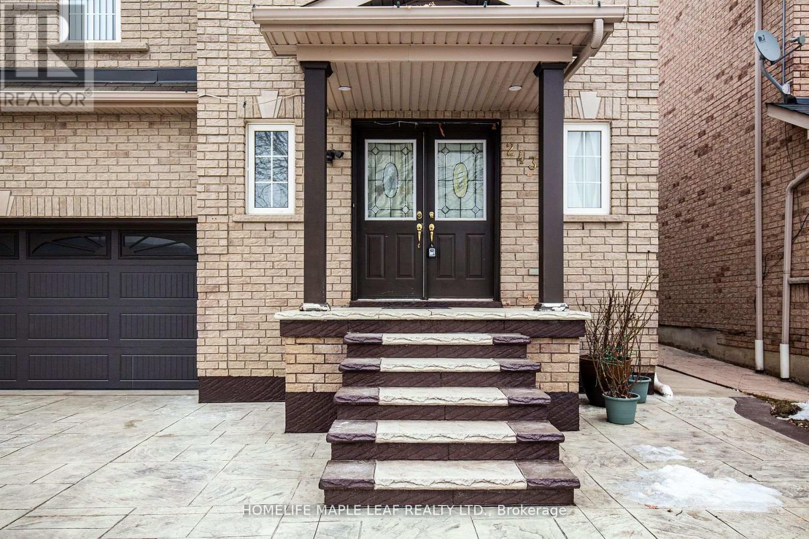 243 Queen Mary Drive, Brampton, Ontario  L7A 3L3 - Photo 2 - W12514024