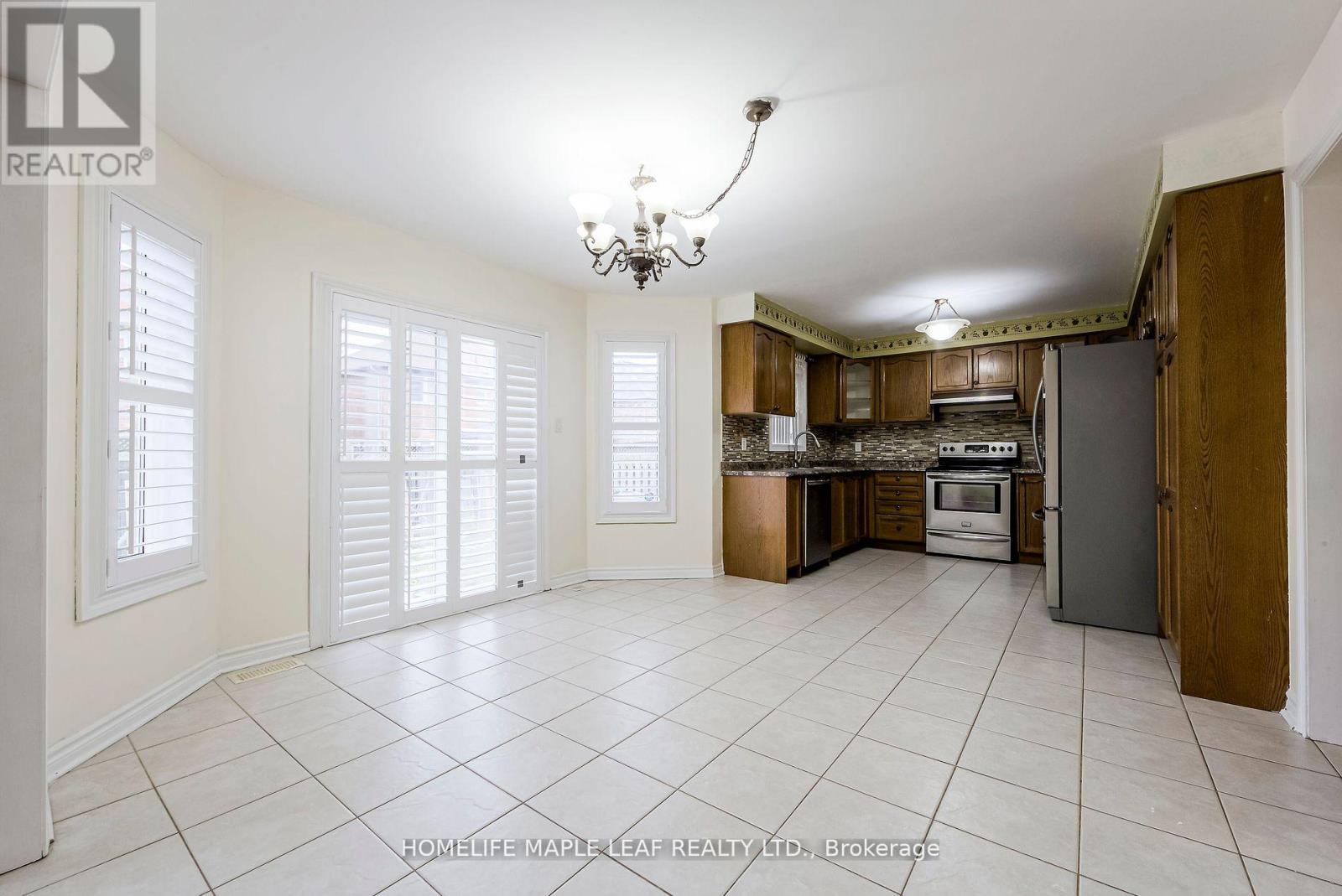 243 Queen Mary Drive, Brampton, Ontario  L7A 3L3 - Photo 9 - W12514024