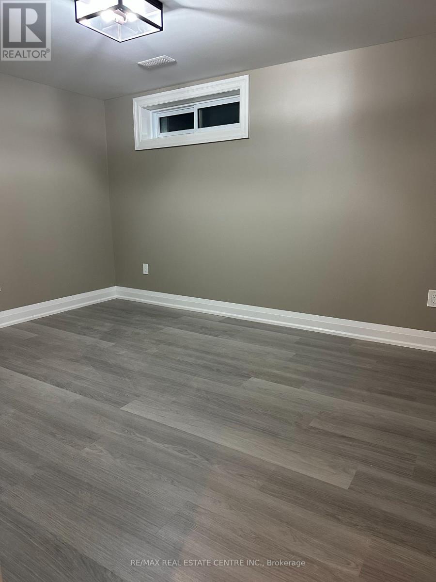 10 Suburban Drive N, Mississauga, Ontario  L5N 1G5 - Photo 10 - W12514130