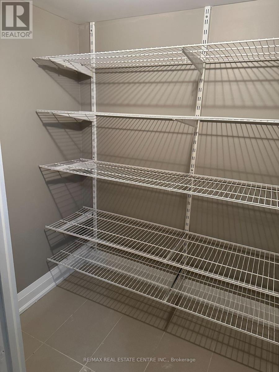 10 Suburban Drive N, Mississauga, Ontario  L5N 1G5 - Photo 15 - W12514130