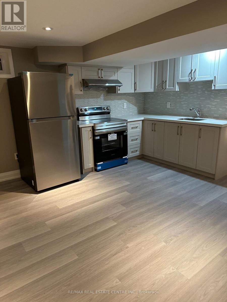 10 Suburban Drive N, Mississauga, Ontario  L5N 1G5 - Photo 4 - W12514130