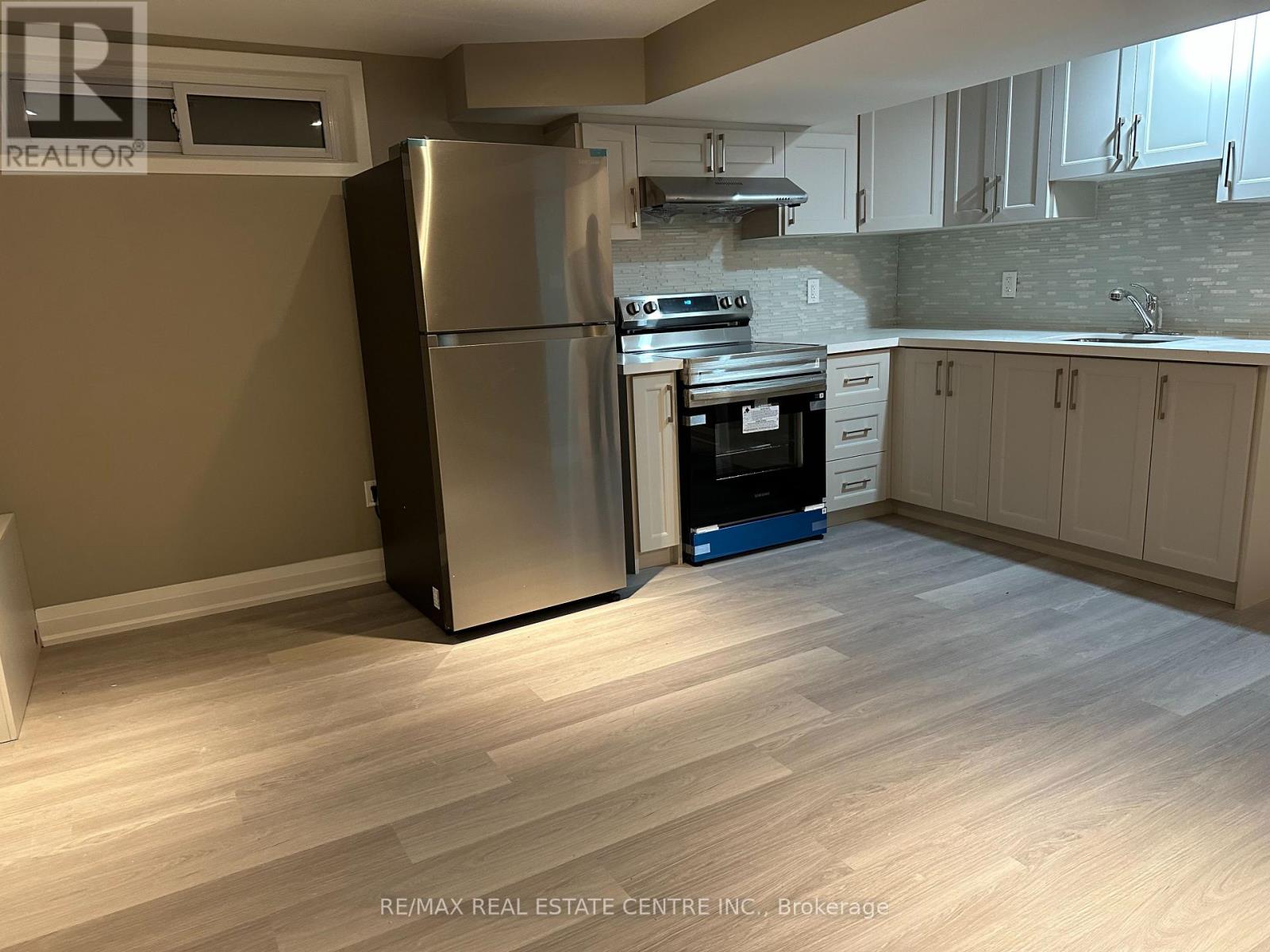 10 Suburban Drive N, Mississauga, Ontario  L5N 1G5 - Photo 5 - W12514130