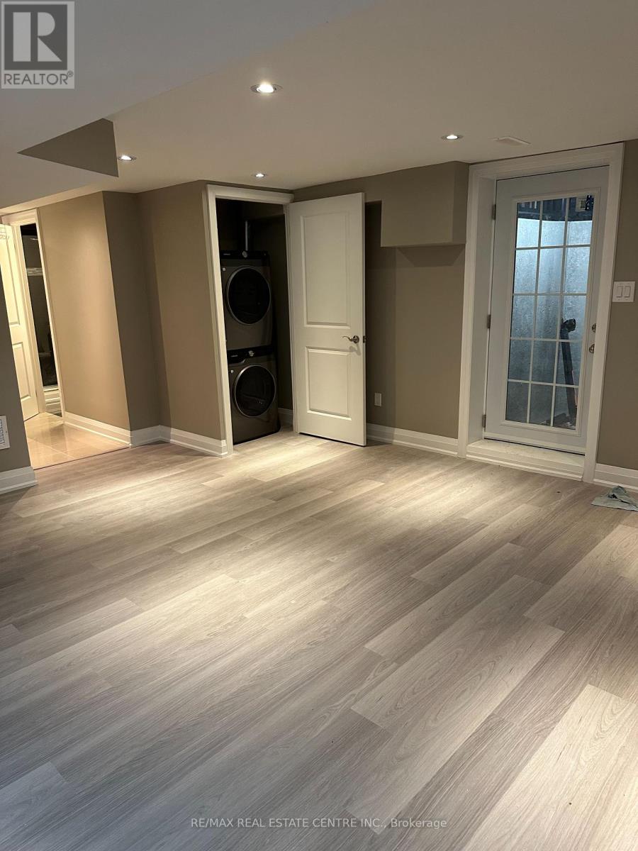 10 Suburban Drive N, Mississauga, Ontario  L5N 1G5 - Photo 6 - W12514130