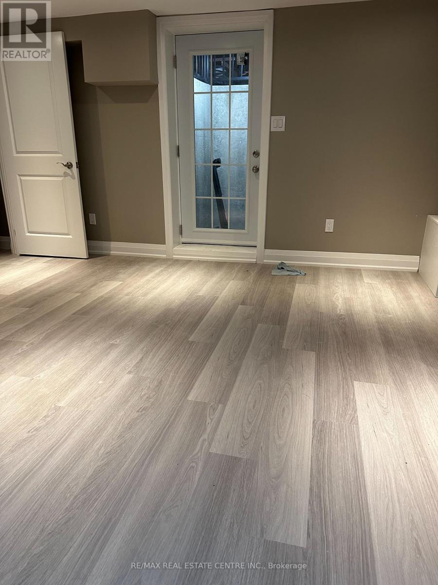 10 Suburban Drive N, Mississauga, Ontario  L5N 1G5 - Photo 7 - W12514130