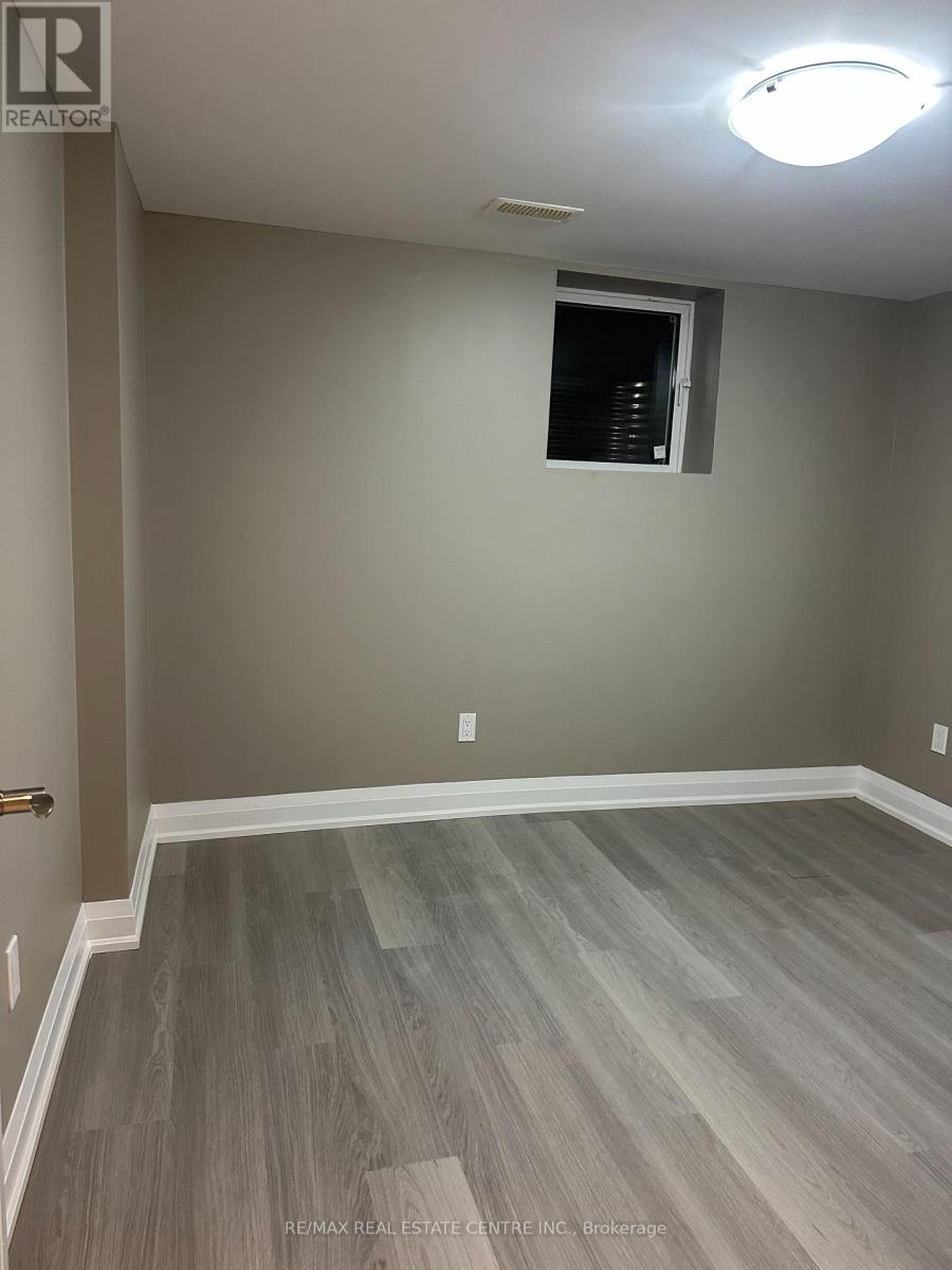 10 Suburban Drive N, Mississauga, Ontario  L5N 1G5 - Photo 8 - W12514130