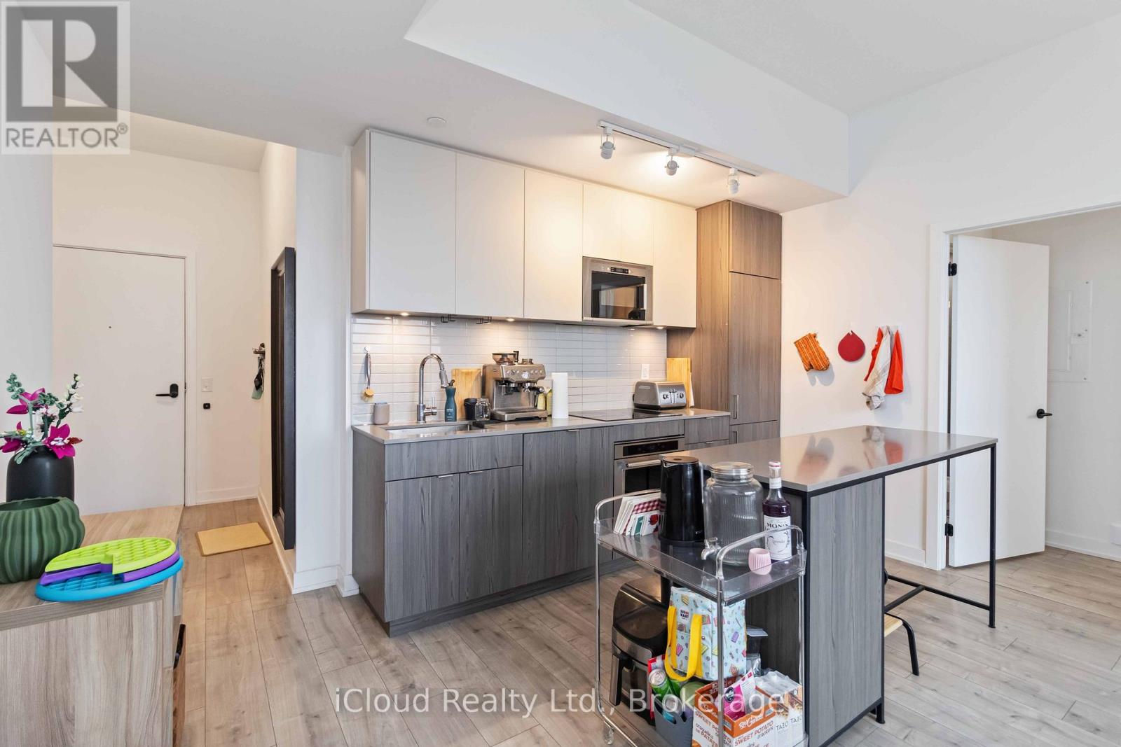 501 - 220 Missinnihe Way, Mississauga, Ontario  L5H 0A9 - Photo 10 - W12514184