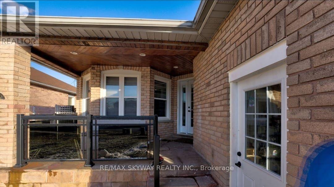 104 Torrance Wood, Brampton, Ontario  L6Y 4L4 - Photo 2 - W12514188