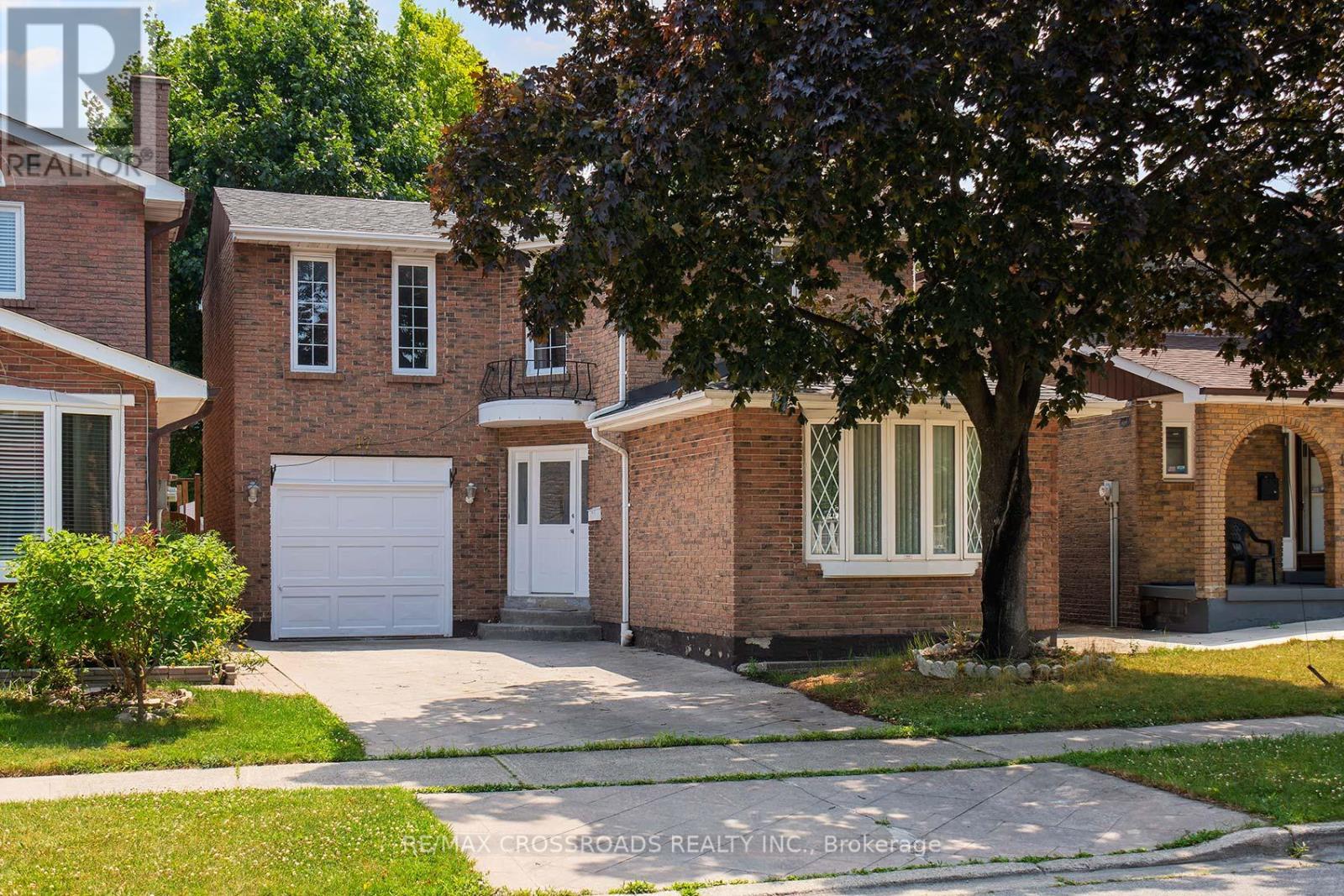 <div class="slider-price">$899,900</div><p>17 Brownridge Crescent, Toronto, Ontario</p>