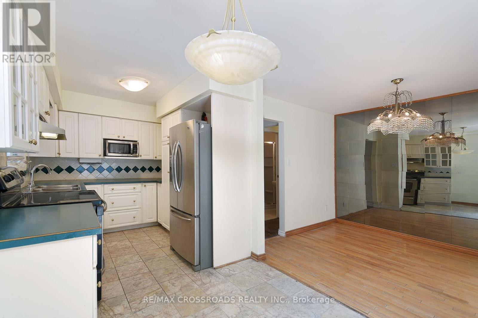 17 Brownridge Crescent, Toronto, Ontario  M9V 4M5 - Photo 10 - W12514302