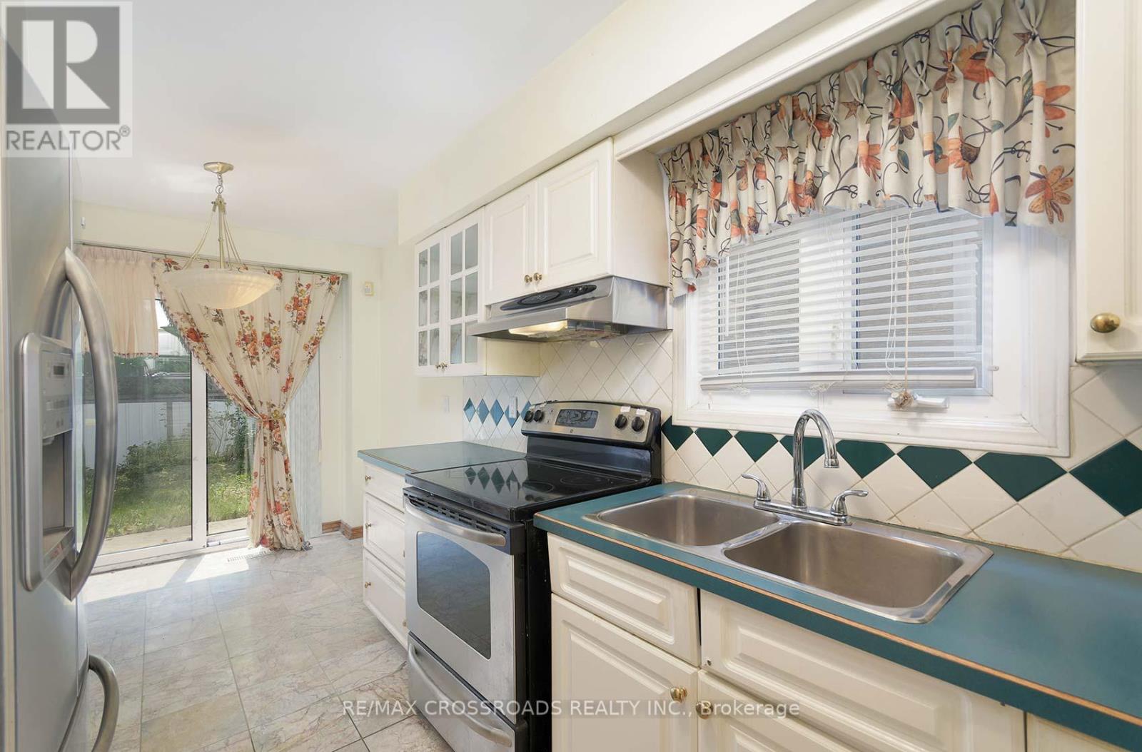 17 Brownridge Crescent, Toronto, Ontario  M9V 4M5 - Photo 11 - W12514302