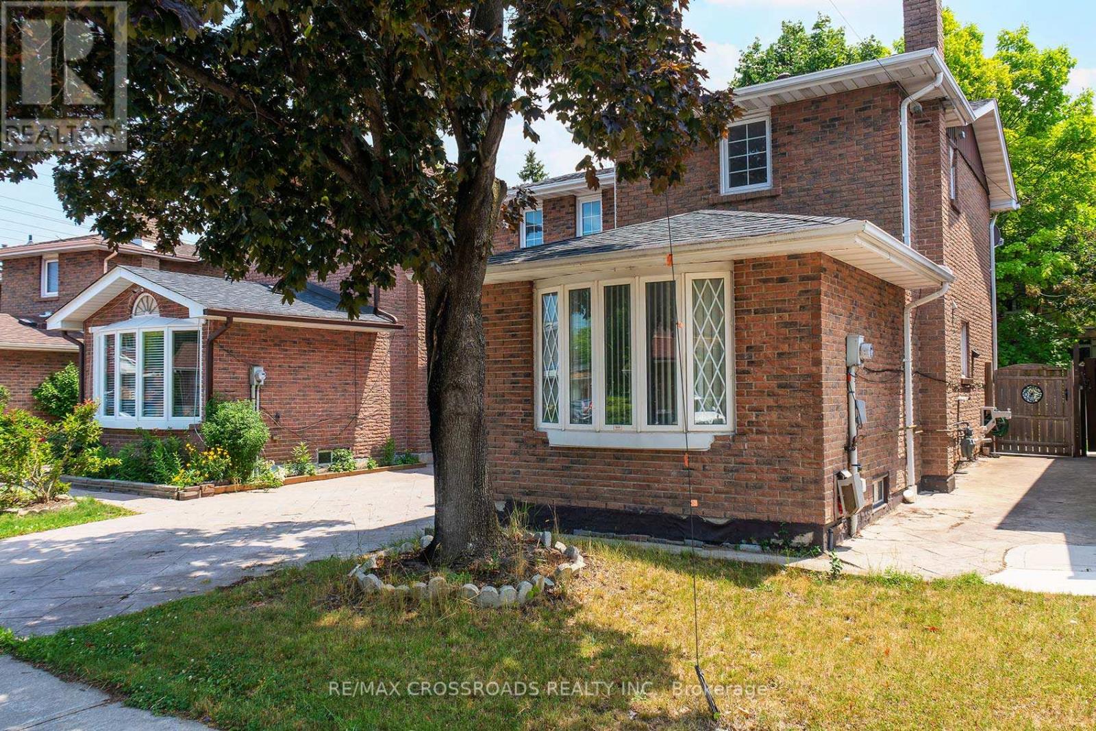 17 Brownridge Crescent, Toronto, Ontario  M9V 4M5 - Photo 3 - W12514302