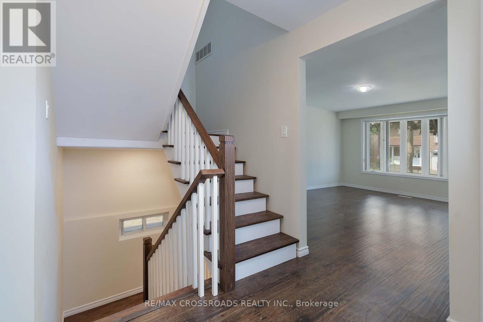 17 Brownridge Crescent, Toronto, Ontario  M9V 4M5 - Photo 7 - W12514302