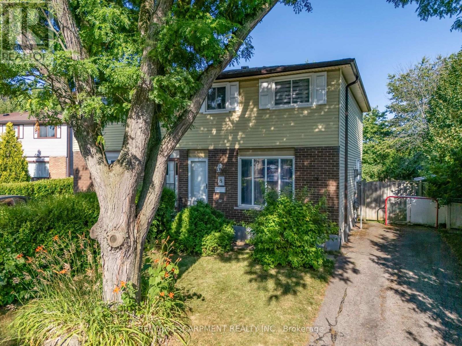 8 Gerrick Court, Hamilton, Ontario L9C 6H2 - Photo 3 - X12514104