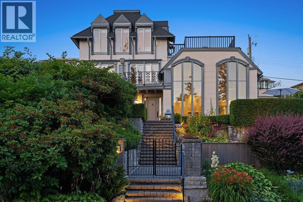 284 Sandringham Crescent, North Vancouver, British Columbia V7N 2R8 - Photo 2 - R3065152