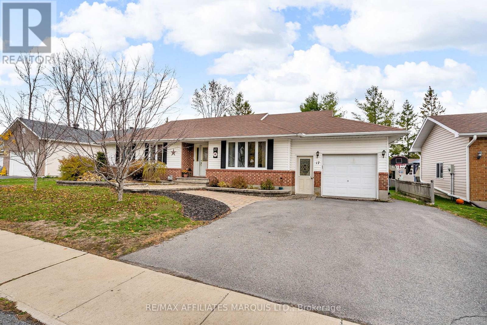 17 Napier Street, South Stormont, Ontario K0C 1M0 - Photo 1 - X12514344