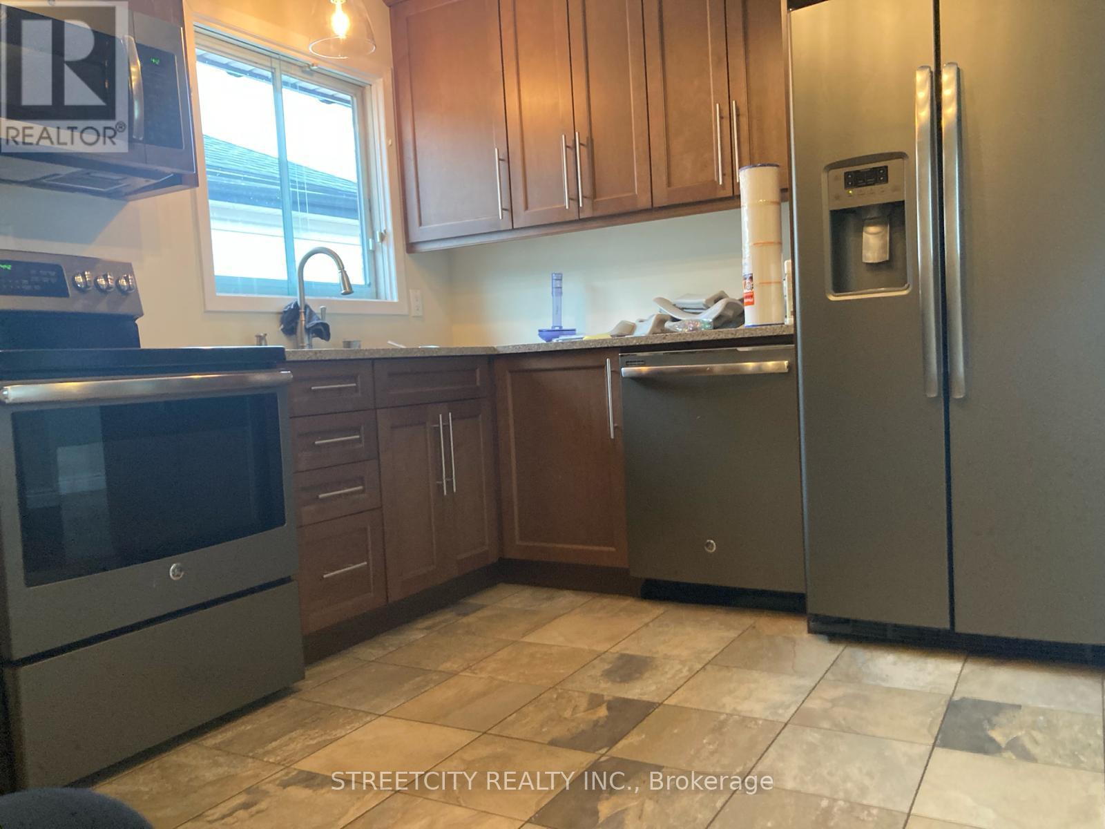 76 Glenwood Avenue, London East, Ontario  N5Z 2P9 - Photo 3 - X12513520