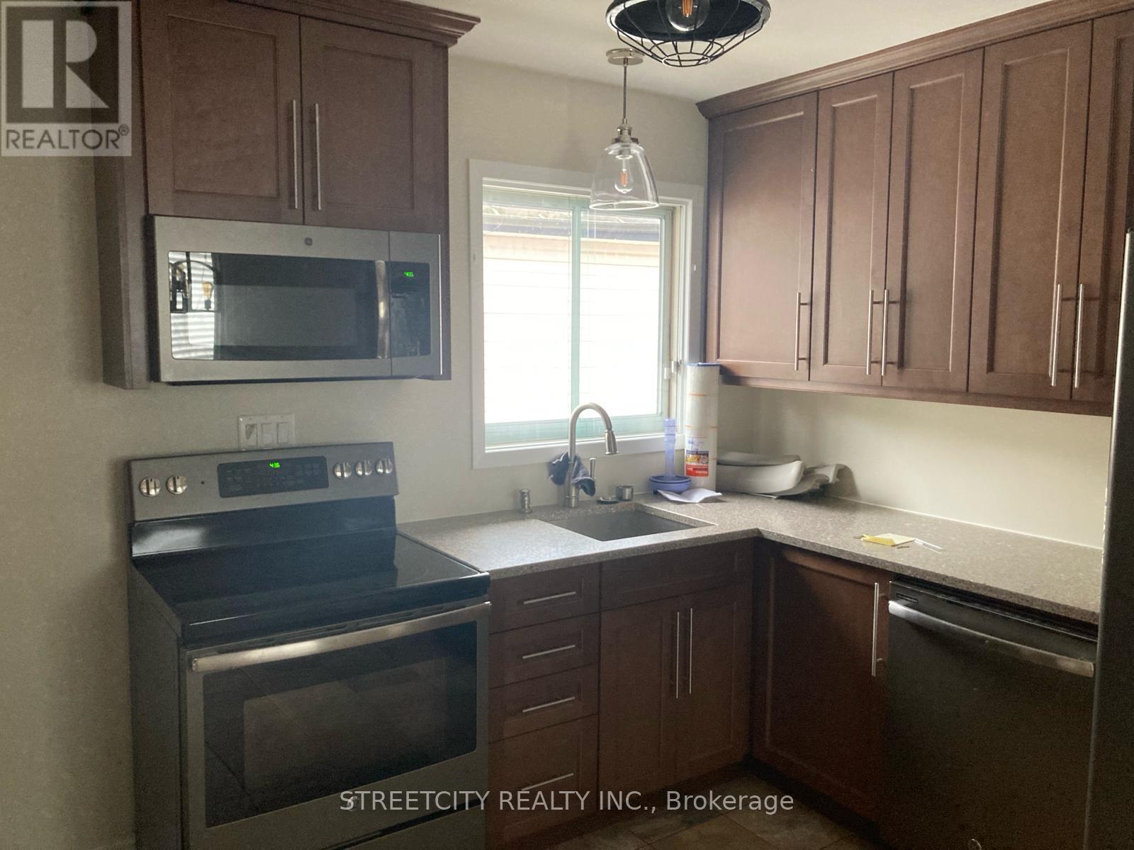 76 Glenwood Avenue, London East, Ontario  N5Z 2P9 - Photo 4 - X12513520