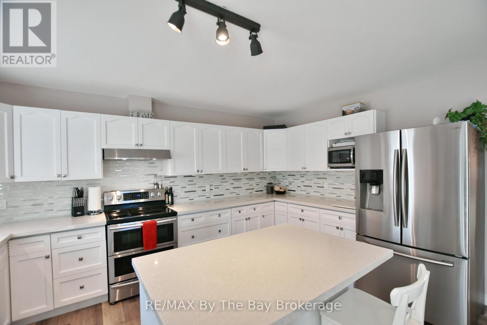 8 Pridham Court, Wasaga Beach, Ontario L9Z 1M4 - Photo 10 - S12514698