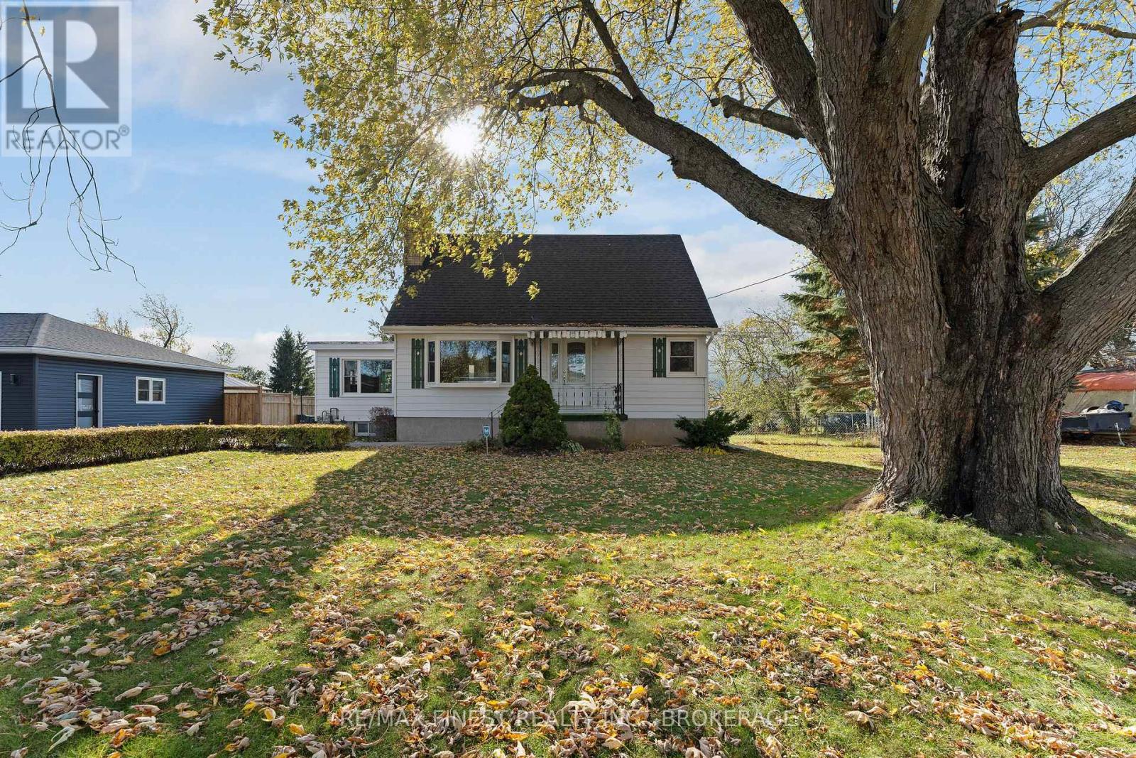 1761 Floyd Avenue, Kingston, Ontario K7L 4V4 - Photo 2 - X12514546