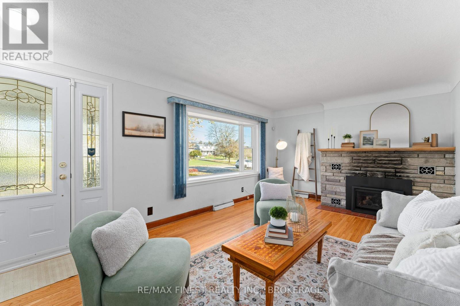 1761 Floyd Avenue, Kingston, Ontario K7L 4V4 - Photo 3 - X12514546