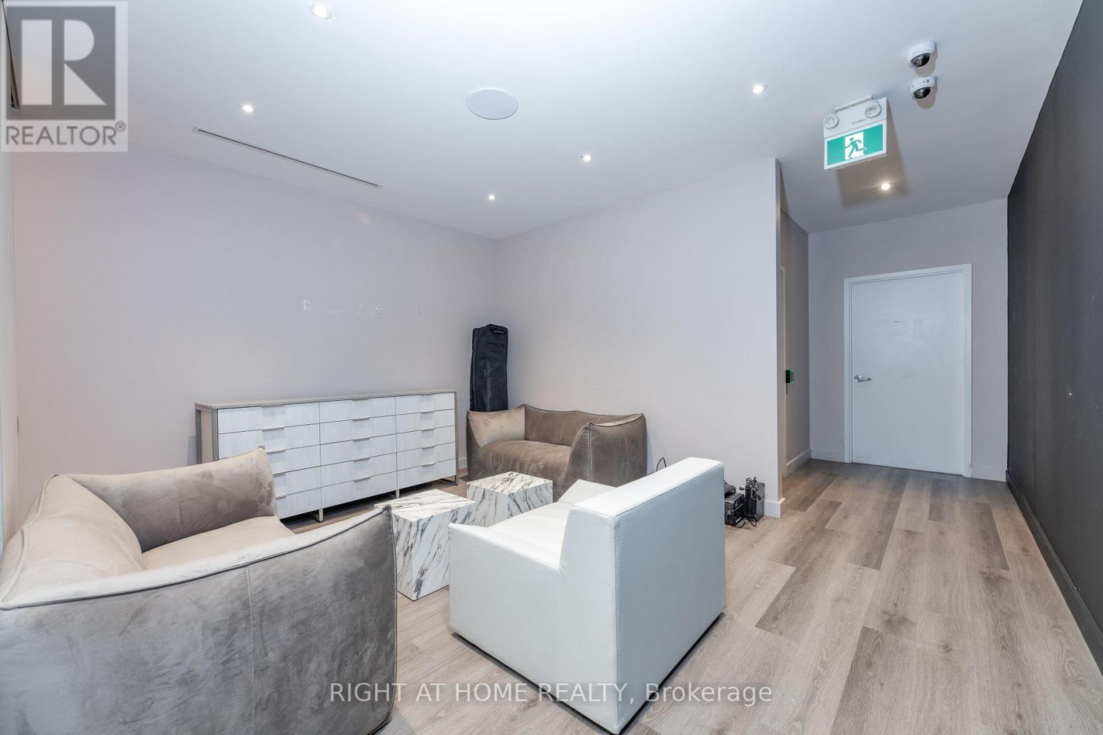 72 Lakeshore Road E, Mississauga (Port Credit), Ontario  L5G 1E1 - Photo 15 - W12496998