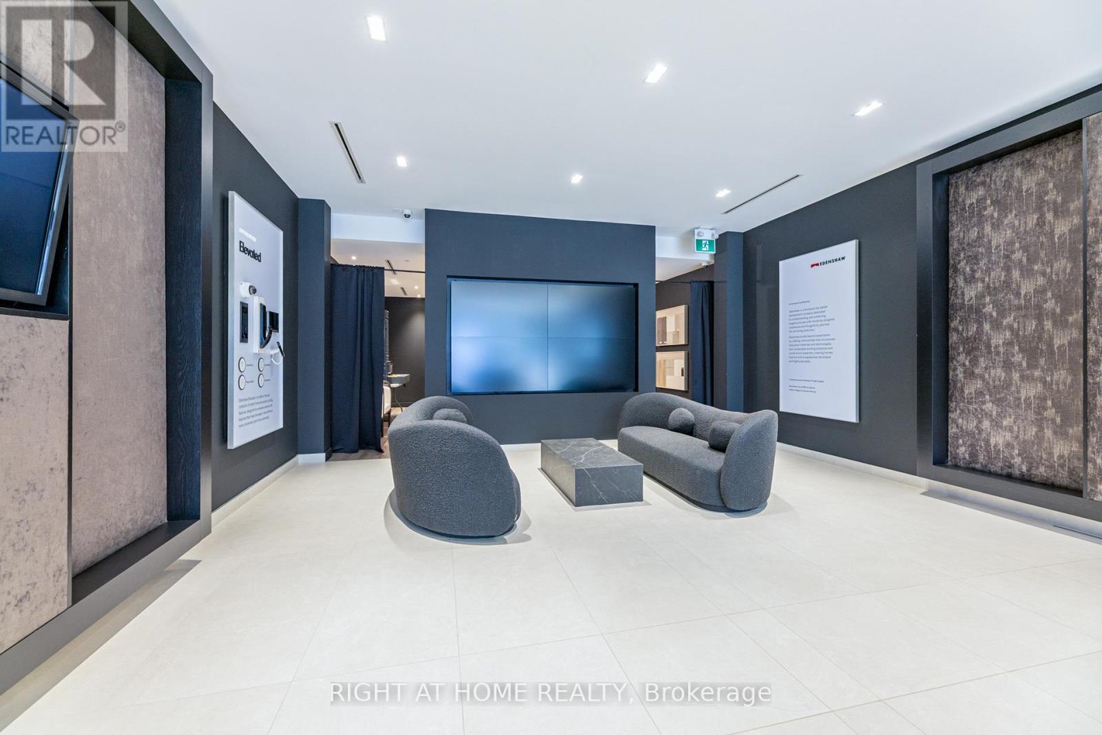 72 Lakeshore Road E, Mississauga (Port Credit), Ontario  L5G 1E1 - Photo 8 - W12496998