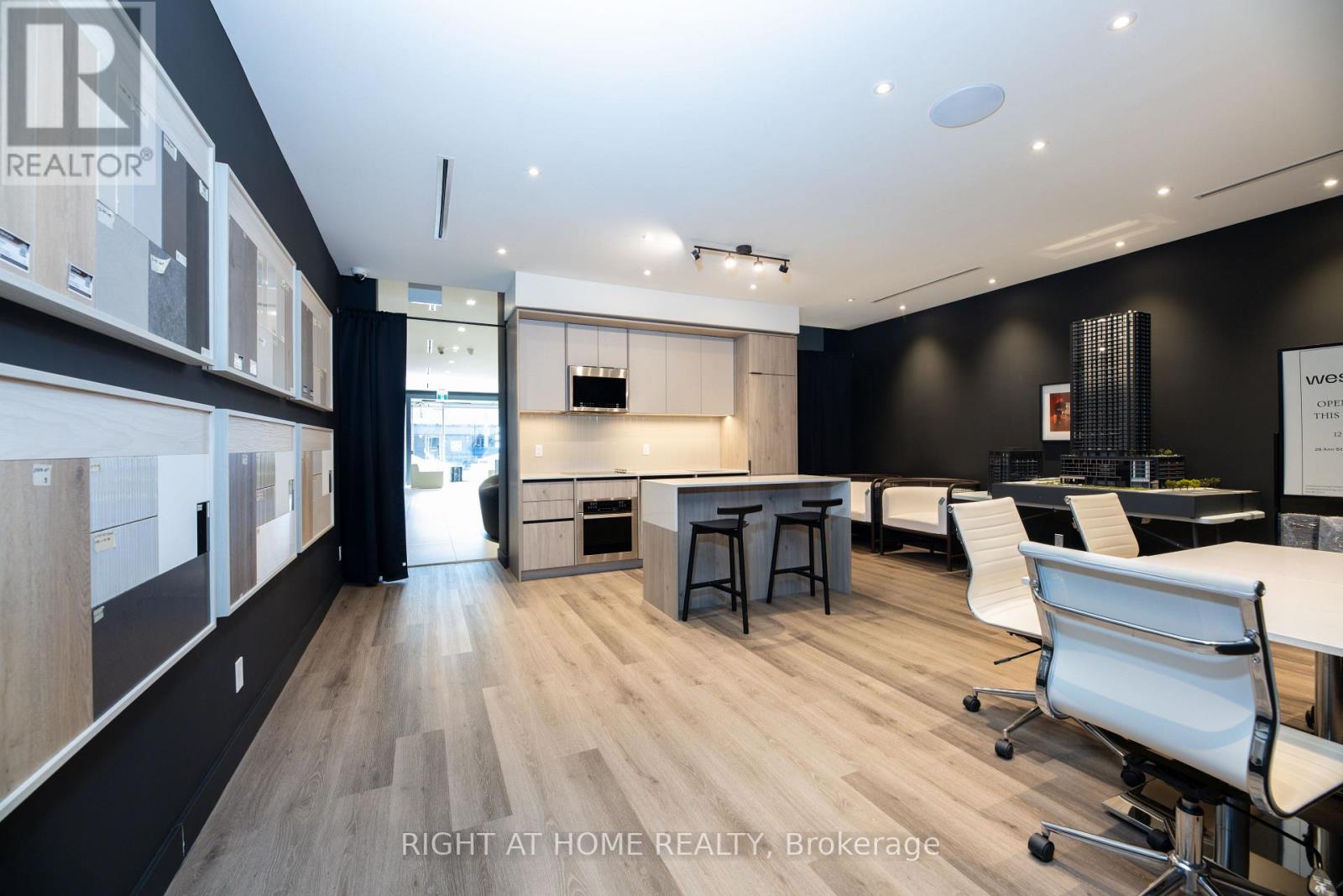 72 Lakeshore Road E, Mississauga (Port Credit), Ontario  L5G 1E1 - Photo 13 - W12496998