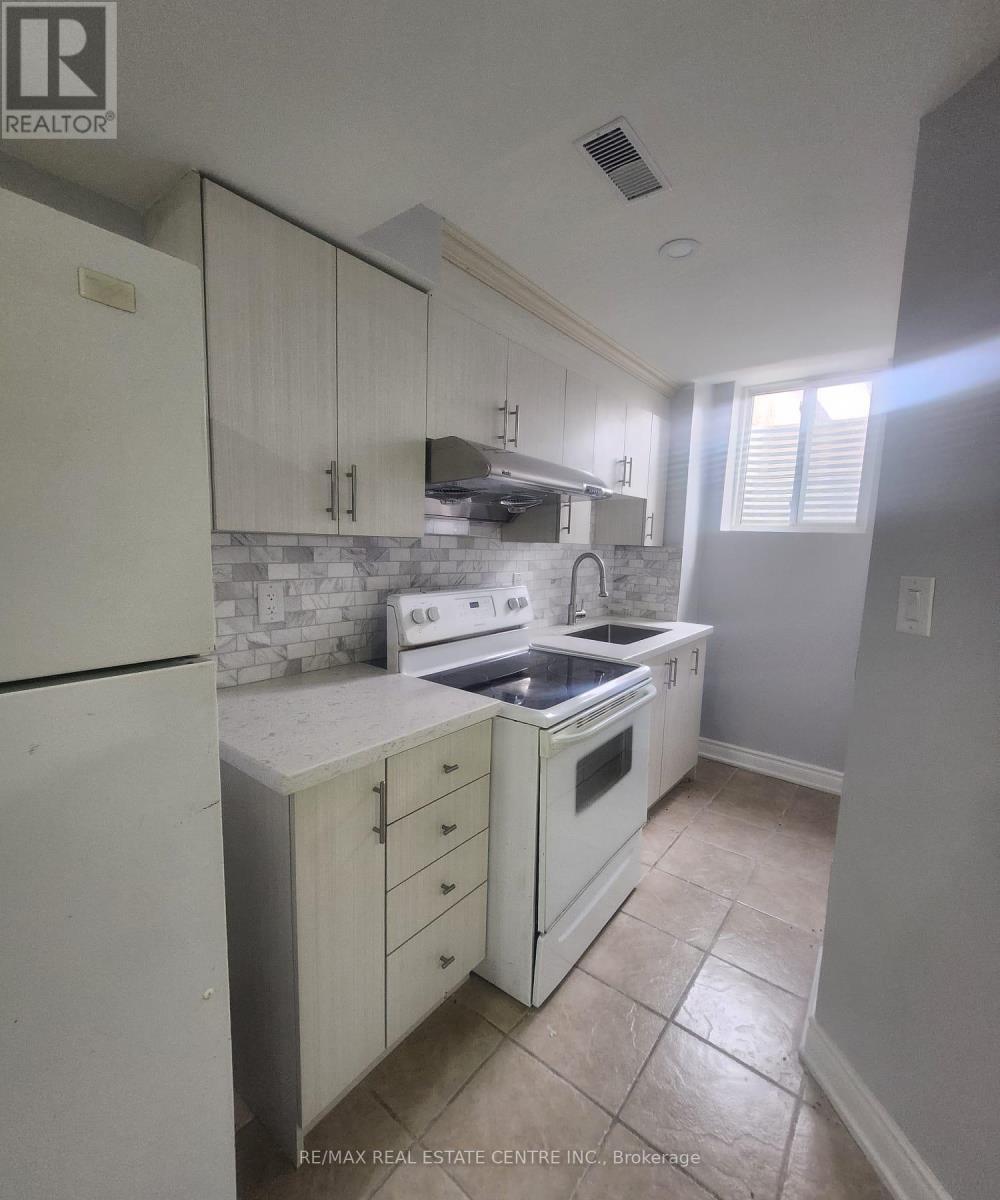 42 Baha (Basement) Crescent, Brampton, Ontario  L7A 2J3 - Photo 8 - W12514414