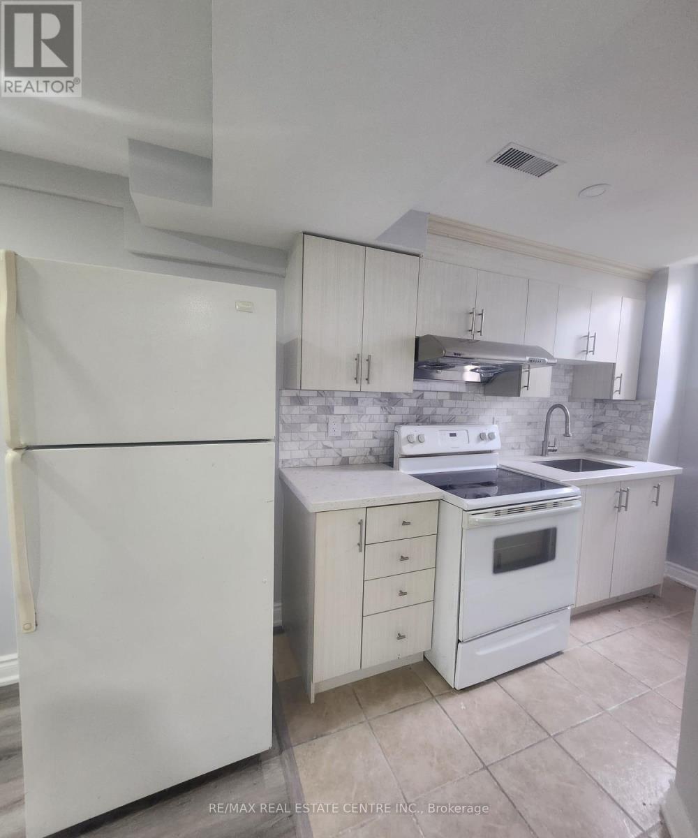 42 Baha (Basement) Crescent, Brampton, Ontario  L7A 2J3 - Photo 9 - W12514414