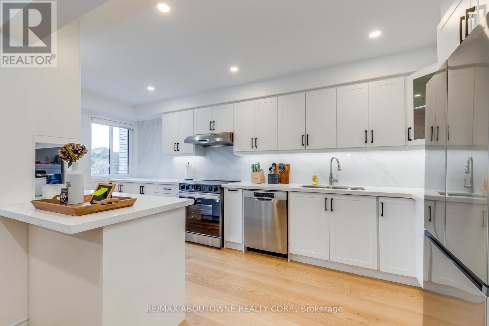 2246 Fairbairn Court, Oakville, Ontario  L6M 4R2 - Photo 16 - W12512962