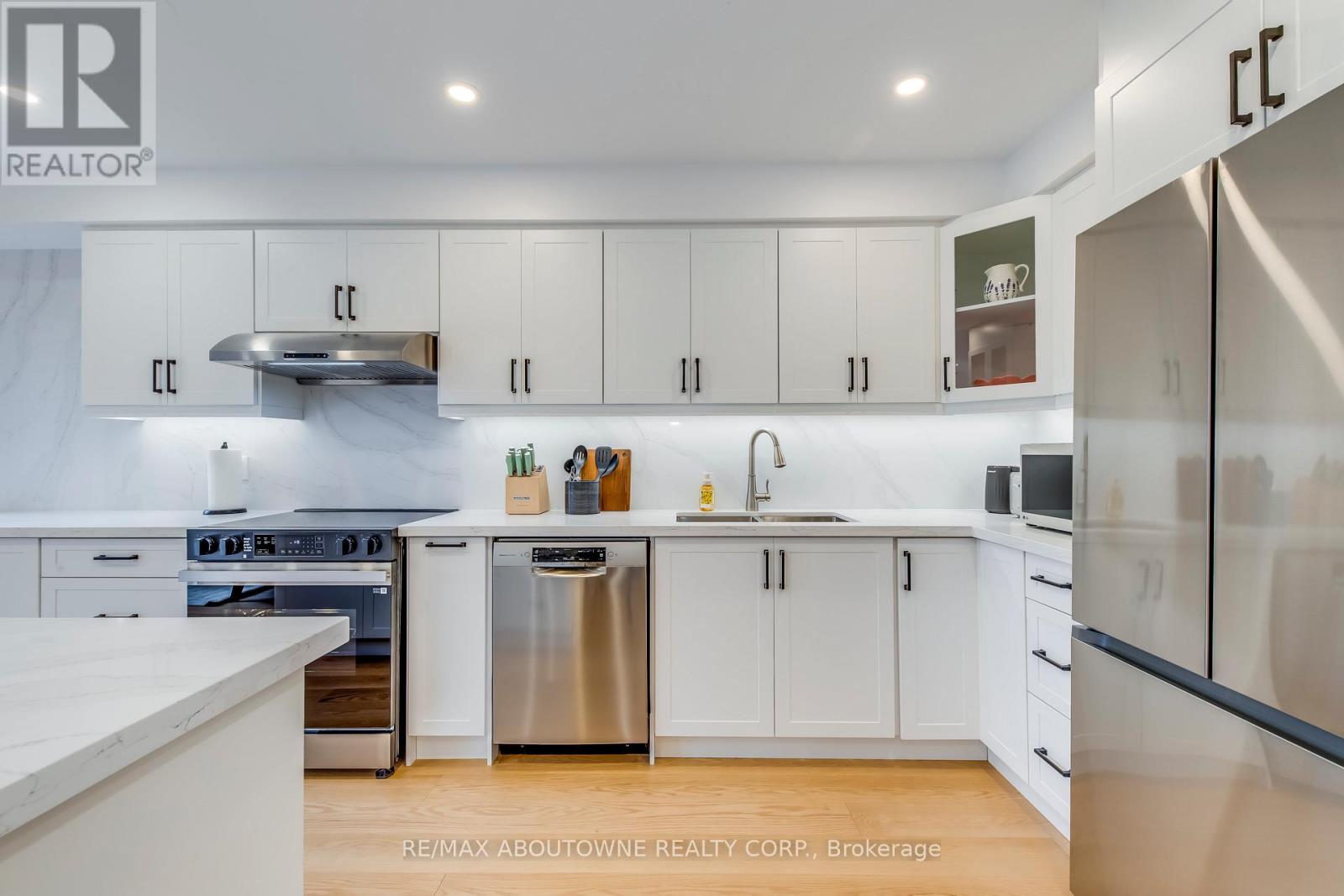 2246 Fairbairn Court, Oakville, Ontario  L6M 4R2 - Photo 17 - W12512962