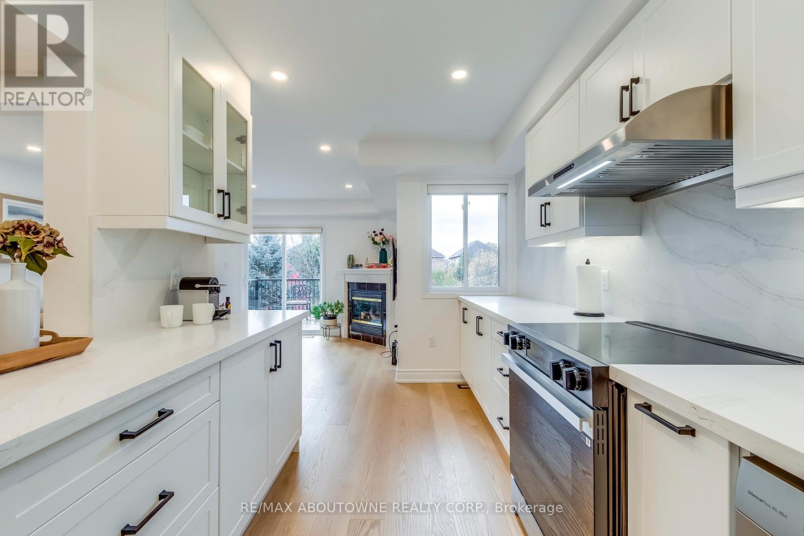 2246 Fairbairn Court, Oakville, Ontario  L6M 4R2 - Photo 18 - W12512962