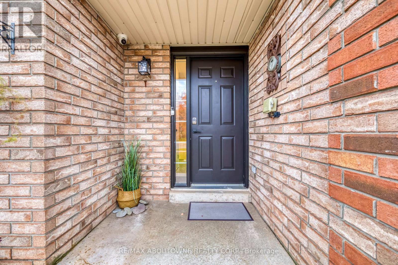 2246 Fairbairn Court, Oakville, Ontario  L6M 4R2 - Photo 2 - W12512962