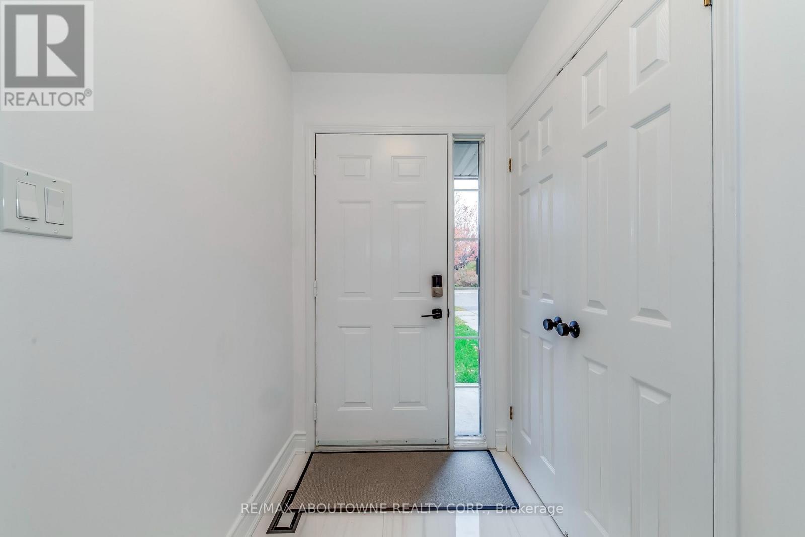 2246 Fairbairn Court, Oakville, Ontario  L6M 4R2 - Photo 3 - W12512962