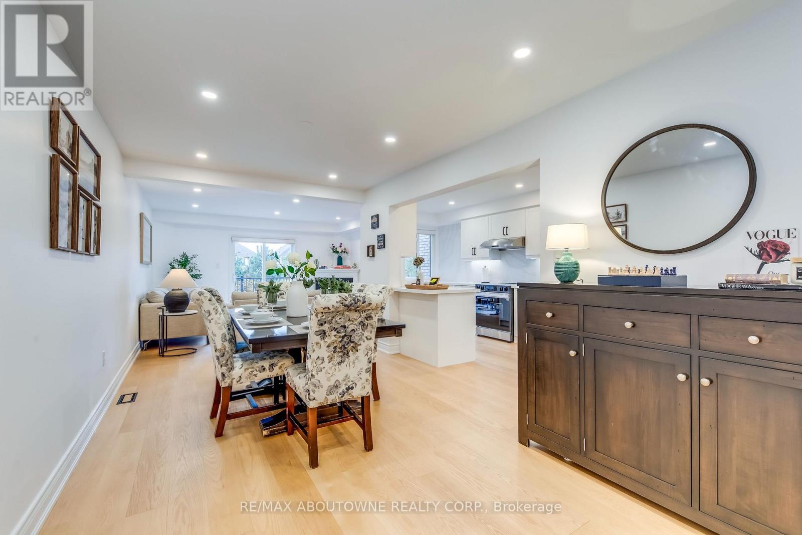 2246 Fairbairn Court, Oakville, Ontario  L6M 4R2 - Photo 6 - W12512962