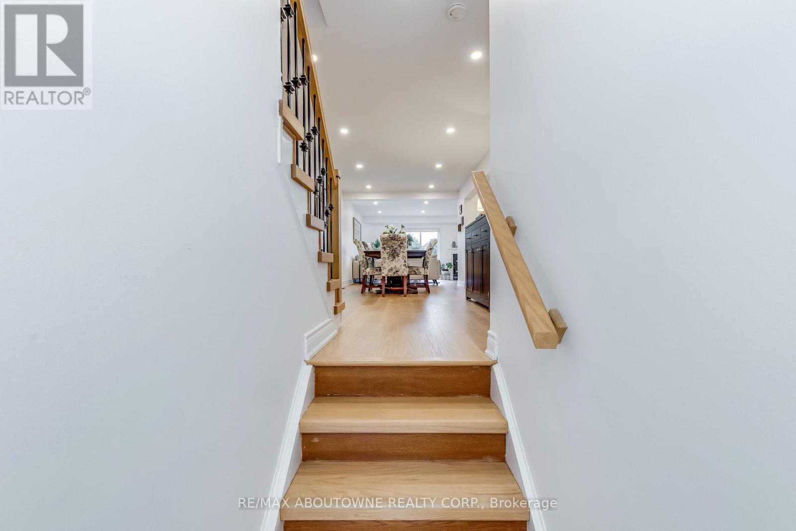 2246 Fairbairn Court, Oakville, Ontario  L6M 4R2 - Photo 4 - W12512962