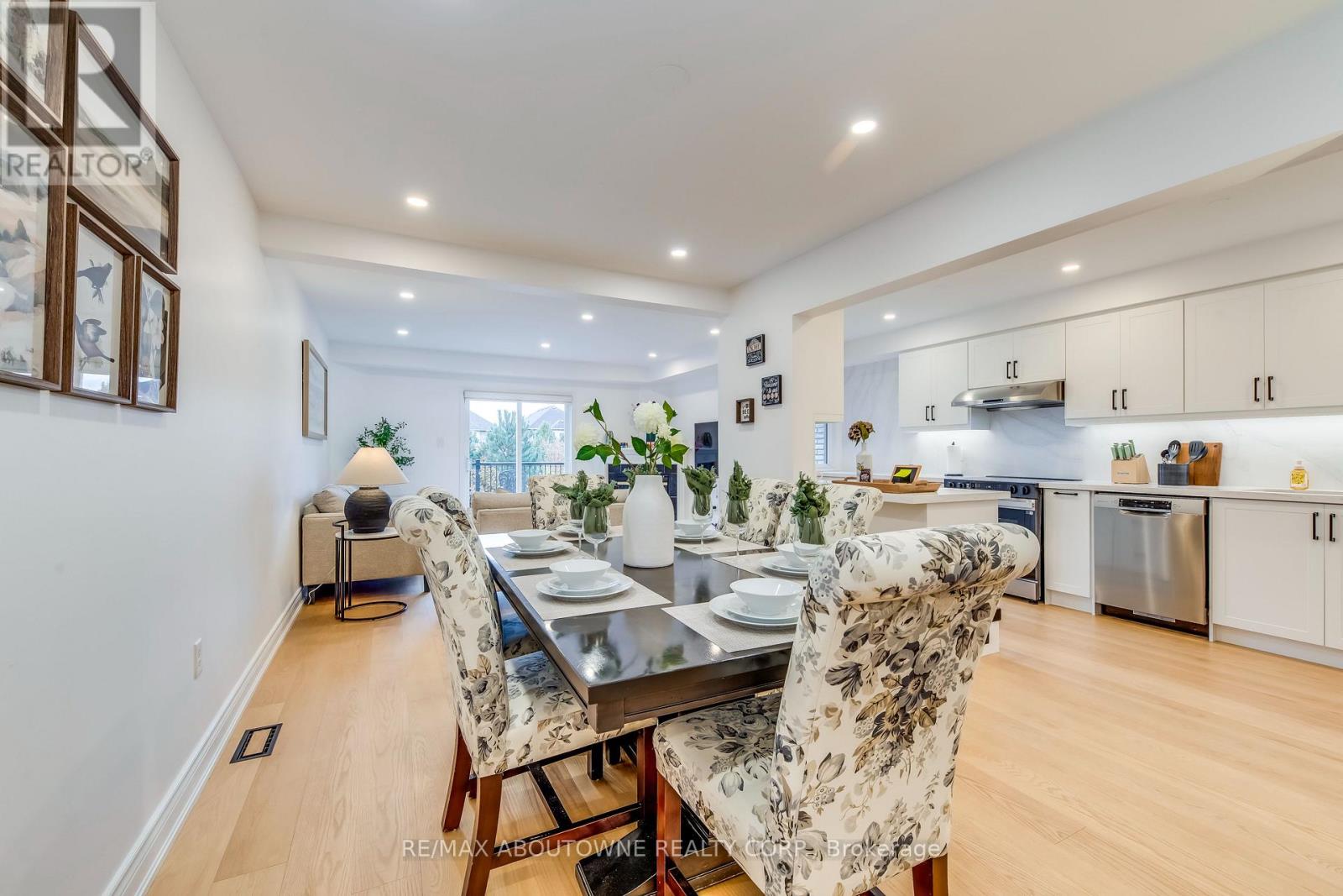 2246 Fairbairn Court, Oakville, Ontario  L6M 4R2 - Photo 7 - W12512962