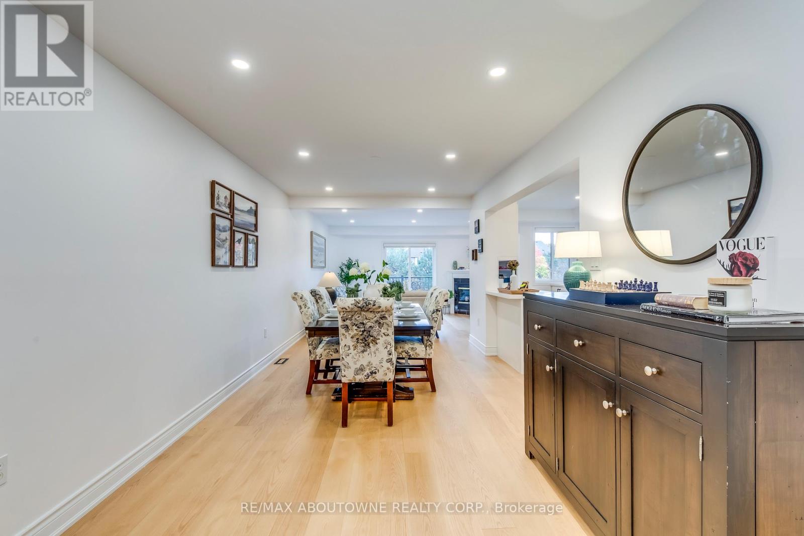 2246 Fairbairn Court, Oakville, Ontario  L6M 4R2 - Photo 5 - W12512962