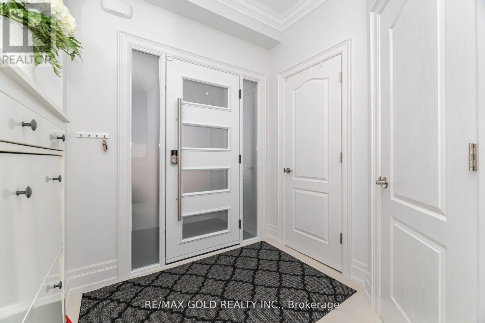 10 Cloverlawn Street, Brampton, Ontario  L7A 3X5 - Photo 3 - W12495784