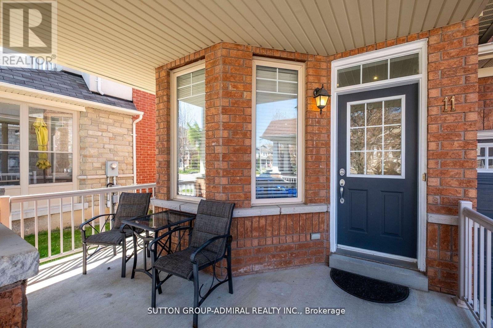 11 Thistle Avenue, Richmond Hill, Ontario  L4E 0B6 - Photo 2 - N12514454