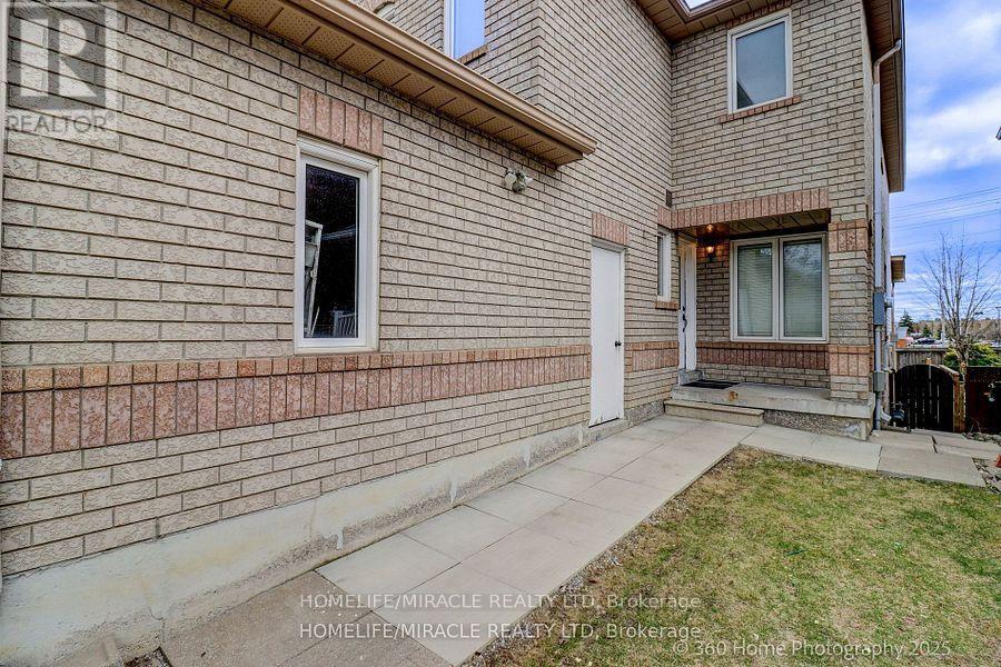 7 Creekwood Court, Vaughan, Ontario  L4L 9E6 - Photo 3 - N12514694