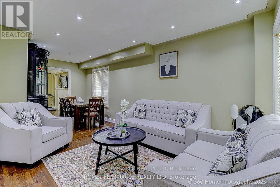 7 Creekwood Court, Vaughan, Ontario  L4L 9E6 - Photo 4 - N12514694