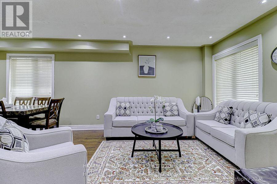 7 Creekwood Court, Vaughan, Ontario  L4L 9E6 - Photo 5 - N12514694