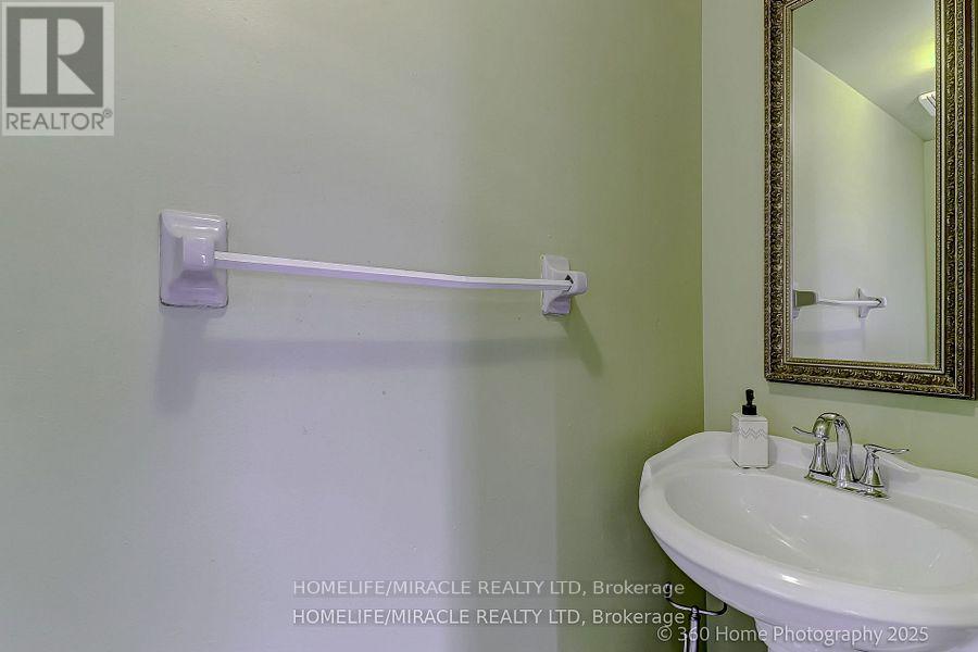 7 Creekwood Court, Vaughan, Ontario  L4L 9E6 - Photo 7 - N12514694